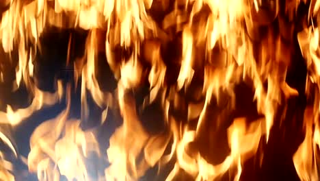 Slow-Motion-Feuerwehrmann-bricht-eine-Wand-aus-Feuer