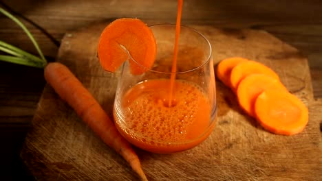 Karotten-Saft-im-Glas-auf-Tisch