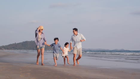 SLOW-MOTION,-familia-asiática-corriendo-con-emoción-feliz-en-la-playa-juntos.-Concepto-de-familia,-vacaciones-y-viajes.