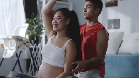 Joven-instruyendo-a-una-mujer-embarazada-durante-el-entrenamiento