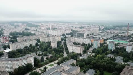 Luftaufnahme-der-Stadt-mit-sozialistischem-sowjetischen-Baustil-an-bewölktem-Tag.-In-der-Sowjetunion-wurden-Gebäude-gebaut.-Die-Architektur-sieht-aus-wie-die-meisten-postsowjetischen-Pendlerstädte.