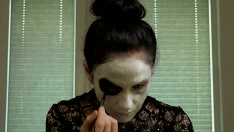 Frau-Färbung-um-ihr-Auge.-Halloween-Make-up-Ideen-Konzept