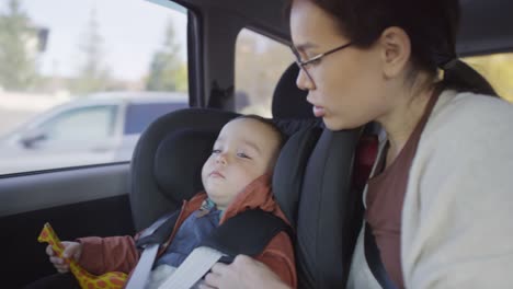 Madre-y-niño-pequeño-en-el-coche-en-movimiento