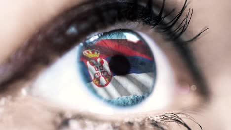 mujer-ojo-azul-en-primer-plano-con-la-bandera-de-serbia-en-el-iris-con-el-movimiento-del-viento.-concepto-de-vídeo