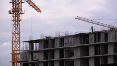 Bauherren-am-Rande-eines-im-Bau-befindlichen-Wolkenkratzers.-Arbeiter-auf-einer-Baustelle