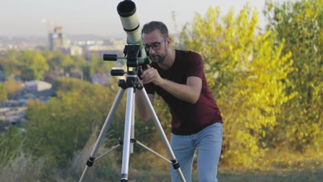 Astrónomo-con-un-telescopio-observando-los-cielos-un-entorno-urbano.