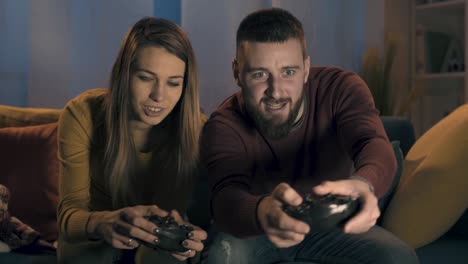 Pareja-jugando-videojuegos-juntos