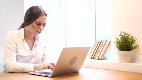 Niña-enojada-molesta-en-Laptop