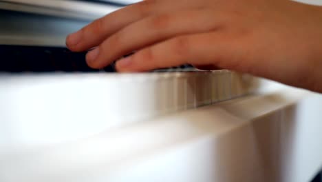 Tocando-el-piano,-gran-zoom