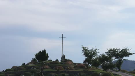 La-Cruz-y-la-estatua-de-la-Virgen-María-en-el-cementerio-en-asia