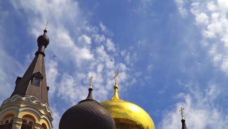 Birds-fly-in-front-of-the-domes-of-the-Orthodox-church