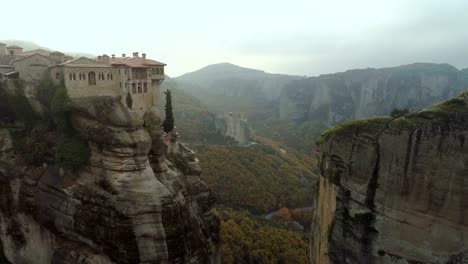 Luftbild-von-Meteora-Felslandschaft-und-Klöster-in-Griechenland