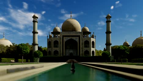 Taj-Mahal-contra-el-cielo-azul,-inclinación-de-la-leva,-alejar