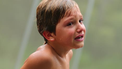 Lloroso-joven-llora-por-haber-sido-herido.-Niño-llorando