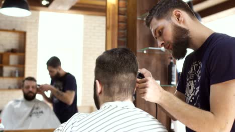 Friseur-ist-finishing,-Frisur-zu-einem-jungen-Kunden