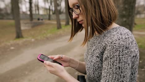 Attraktives-Mädchen-erklärt-ein-Freund-oder-Eltern-Gewusst-wie:-Verwenden-Sie-eine-smartphone