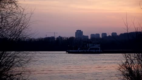 Sonnenuntergang.-Die-Fluss-Segel-mit-Dampf