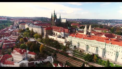 Panorama-von-Prag,-Antenne-der-Stadt,-Blick-von-oben-auf-das-Stadtbild-von-Prag,-Flug-über-die-Stadt,-Bereich-Altstadt,-Prager-Burg-und-Vltava-(Moldau),-Tschechische-Republik,-Prag