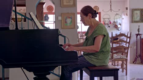 Mujer-tocando-un-piano-en-su-casa