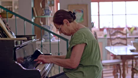 Mujer-tocando-un-piano-en-su-casa