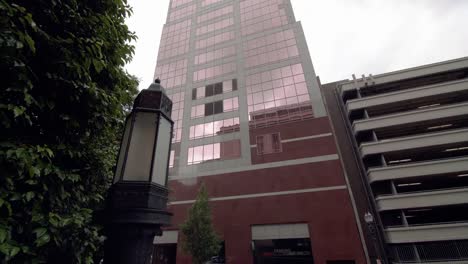 Mirando-rascacielos-edificio-de-Portland