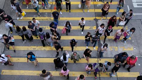 Menschen-auf-Zebrastreifen-in-Hong-Kong