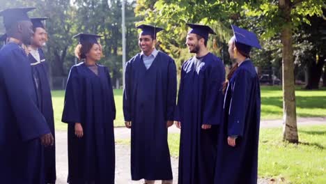 glückliche-Schüler,-die-werfende-Mörtel-bis-Bretter