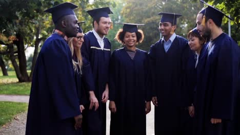 glückliche-Schüler-in-Mörtel-Boards-mit-Händen-an-der-Spitze