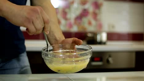 Un-hombre-mezcla-ingredientes-para-preparar-una-pasta-a-la-Carbonara