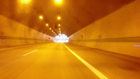 Coche-rápido-en-túnel.-Tráfico-en-carretera-de-montaña.