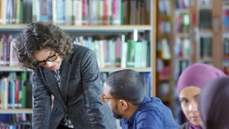 Englisch-Lehrer-helfen-arabische-Schüler-im-Unterricht