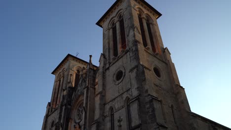 Low-Angle-Corner-View-of-San-Fernando-Cathedral-at-Dusk