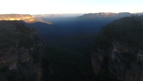 Drohne-Filmmaterial-fliegen-über-Blue-Mountains,-Australien