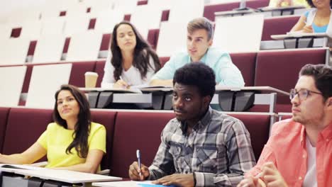 Gruppe-von-Studenten-mit-Notebooks-im-Hörsaal