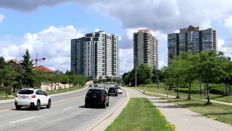 Vista-del-tráfico-en-Mississauga,-Ontario