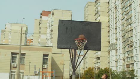 Menschen-üben-Layup-Schüsse-aufs-Basketballfeld