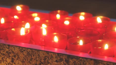 Quema-de-velas-de-altar-en-la-iglesia.