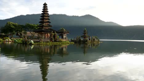 tiro-de-la-mañana-de-pura-templo-de-danu-bratan-con-lente-bengalas-en-la-isla-de-bali