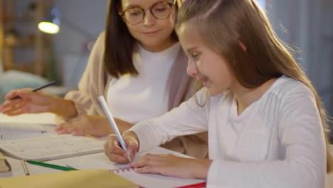 Mädchen-lernen-zu-Hause-mit-weiblichen-Tutor