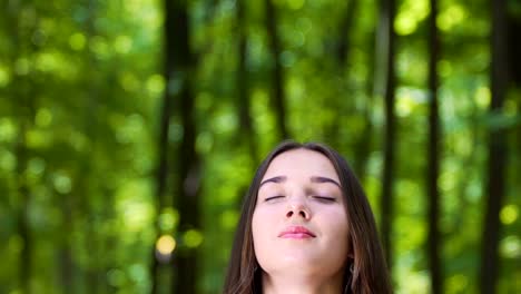 Mujer-se-sienta-con-los-ojos-cerrados-disfrutando-momento,-señora-feliz-detecta-la-naturaleza-profundamente