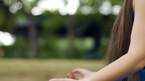 Posan-de-manos-meditación-hasta-el-rostro-con-los-ojos-cerrados,-la-mujer-en-el-zen-templo-interior