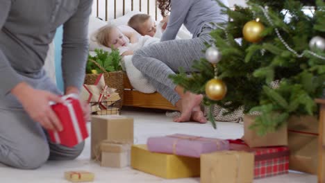 Padres-dejando-regalos-de-Navidad-para-niños