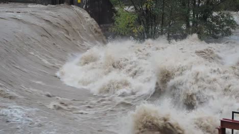 Serio-Flusses-geschwollen-nach-starken-Regenfällen.-Provinz-von-Bergamo,-Italien