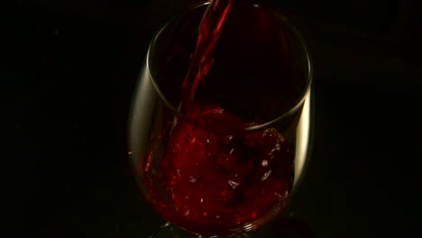 Glas-Cenital-Schuss-überfluten-Rotwein.