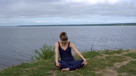 Mädchen-im-klassischen-Yoga-pose,-Energiekonzentration