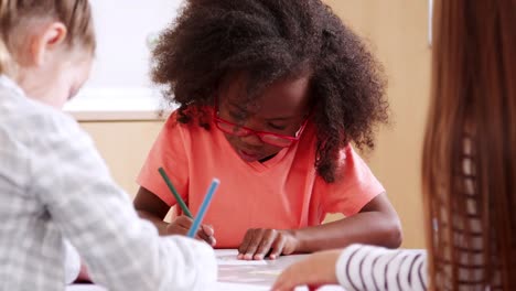 Grundschule-Schulmädchen-in-Gläsern-im-Kunstunterricht