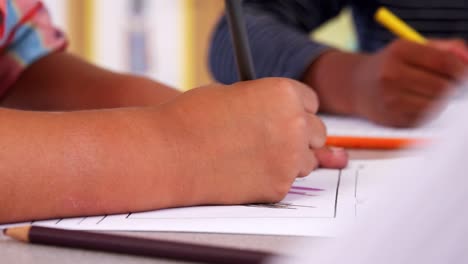 Estudiante-asiática-en-la-mesa-de-dibujo-durante-la-clase-de-arte,-lección,-cerca