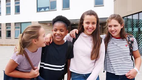 Porträt-von-weiblich-High-School-Student-Freunde-stehen-außen-Schulgebäuden