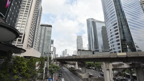 Bangkok,-Thailand:-Sky-train,-Verkehr-und-Gebäude,-hastig-Geschäft-Zeitraffer