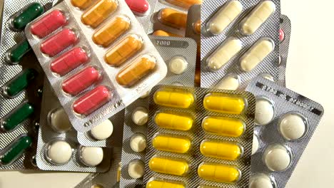 Un-montón-de-colores-de-fondo-las-pastillas-o-medicamentos.-Muchos-medicamentos-en-la-mesa.-Kit-de-primeros-auxilios-con-las-píldoras.-Farmacia-con-medicamento.